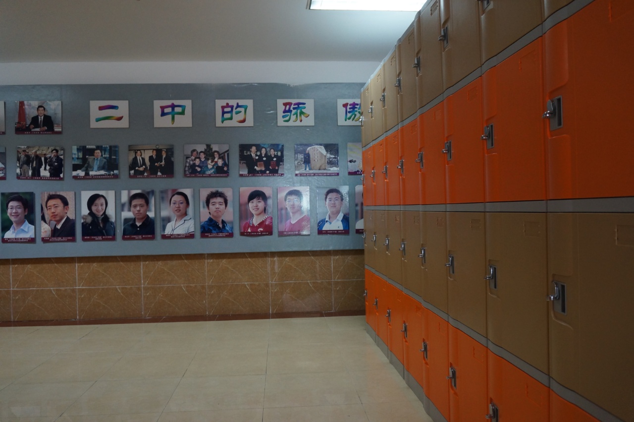 二中走廊储物柜