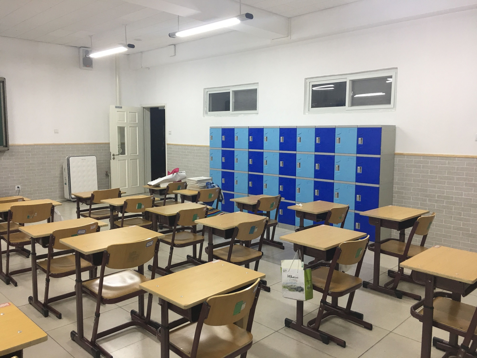 人大附中侧墙柜